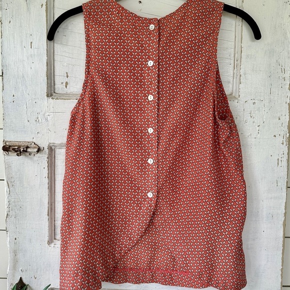 BODY CENTRAL, NWOT, LIGHTWEIGHT, SLEEVELESS BLOUSE WITH BUTTON BACK. SIZE M - Picture 4 of 8